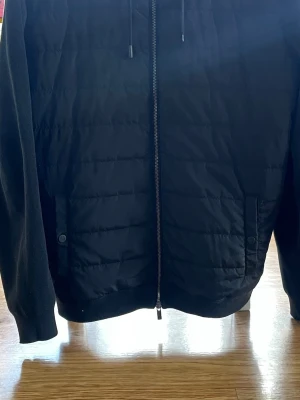 Massimo Dutti cardigan - Snygg Massimo Dutti cardigan/jacka, riktigt bra till våren/hösten eller andra blåsiga dagar, riktigt fräsch.