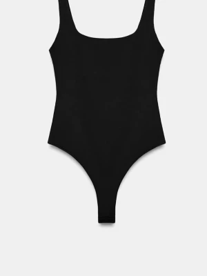 Svart basic body med breda axelband - En stilren svart body med breda axelband och rundad urringning både fram och bak. Tillverkad i mjukt stretchigt material som sitter tight mot kroppen. Perfekt att styla med jeans eller kjol för en clean look.
