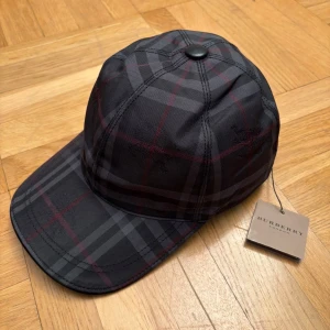 Burberry keps - En helt ny och oanvänd keps från burberry i färgen svart och storleken M. Pris kan diskuteras! (Obs tagen som hänger är ej kvar men bara använts en gång)