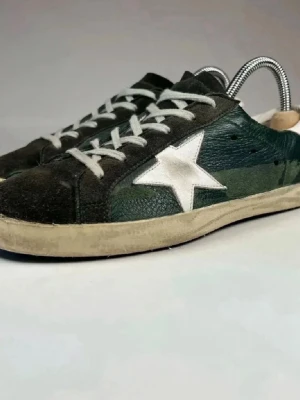 Golden goose sneakers - Tvär feta Golden goose skor i grön, svart och vit färg / dessa är i storlek 40 men passar även 41-42 nypris~ 5000kr sjävklart äkta! ✅ - hör av dig vid funderingar 😁