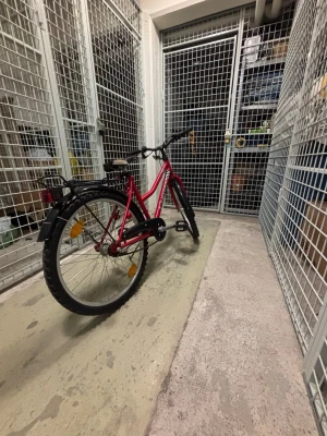Röd cykel  - Säljer en röd cykel med  reflexer på hjulen. Cykeln har en klassisk ram med lågt insteg, svarta handtag och sadel samt mönstrade däck. Perfekt för dig som vill ha ett smidigt transportmedel i stan. 20tumms däck 