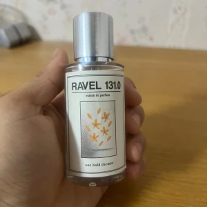 RAVEL 131.0 parfym från one bold chemist - RAVEL 131.0 är en elegant parfym. Inspirerad av YSL myslf och är extremt lik originalet. Skulle nog säga att jag knappt känner någon skillnad mellan originalet och denna och jag har ändå rätt många parfymer. Ca 46ml kvar utav 50