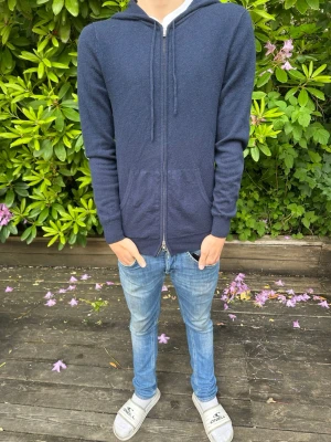 John Henric kashmir hoodie - Blå zip hoodie från John Henric i 100% kashmir i storlek S. Tröjan är i mycket bra begagnat skick. Nypris: 3000 mitt pris 899kr. 