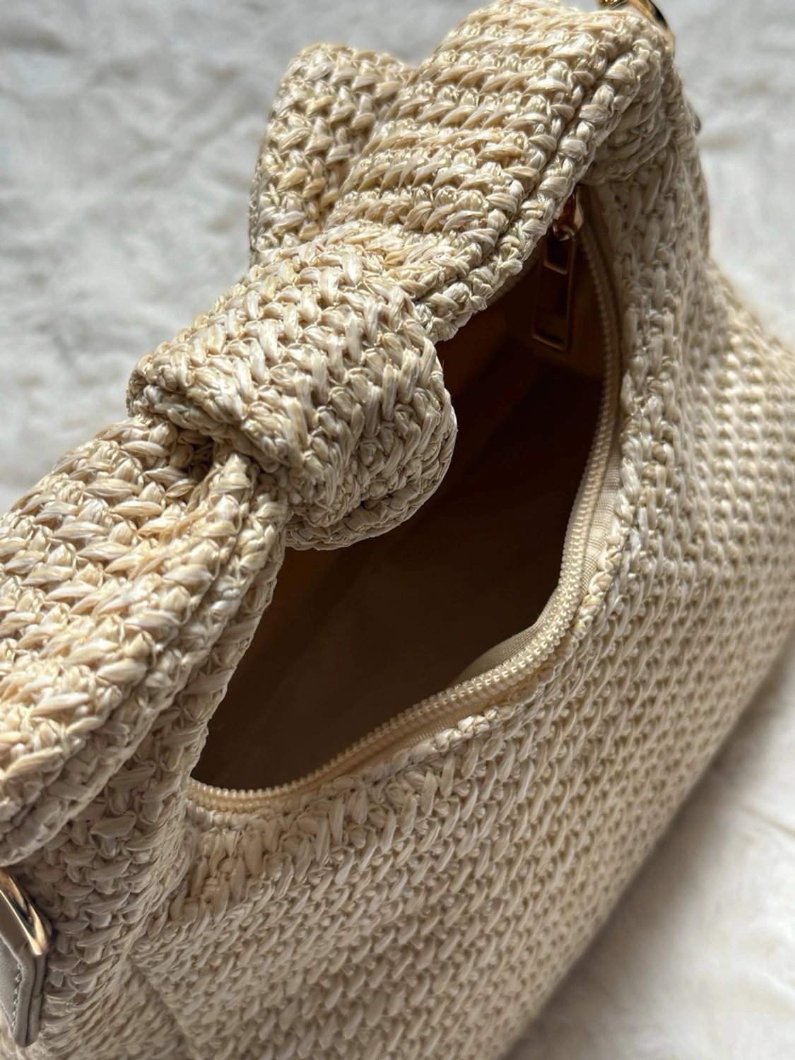 Beige virkad handväska med snäckdetaljer - 4