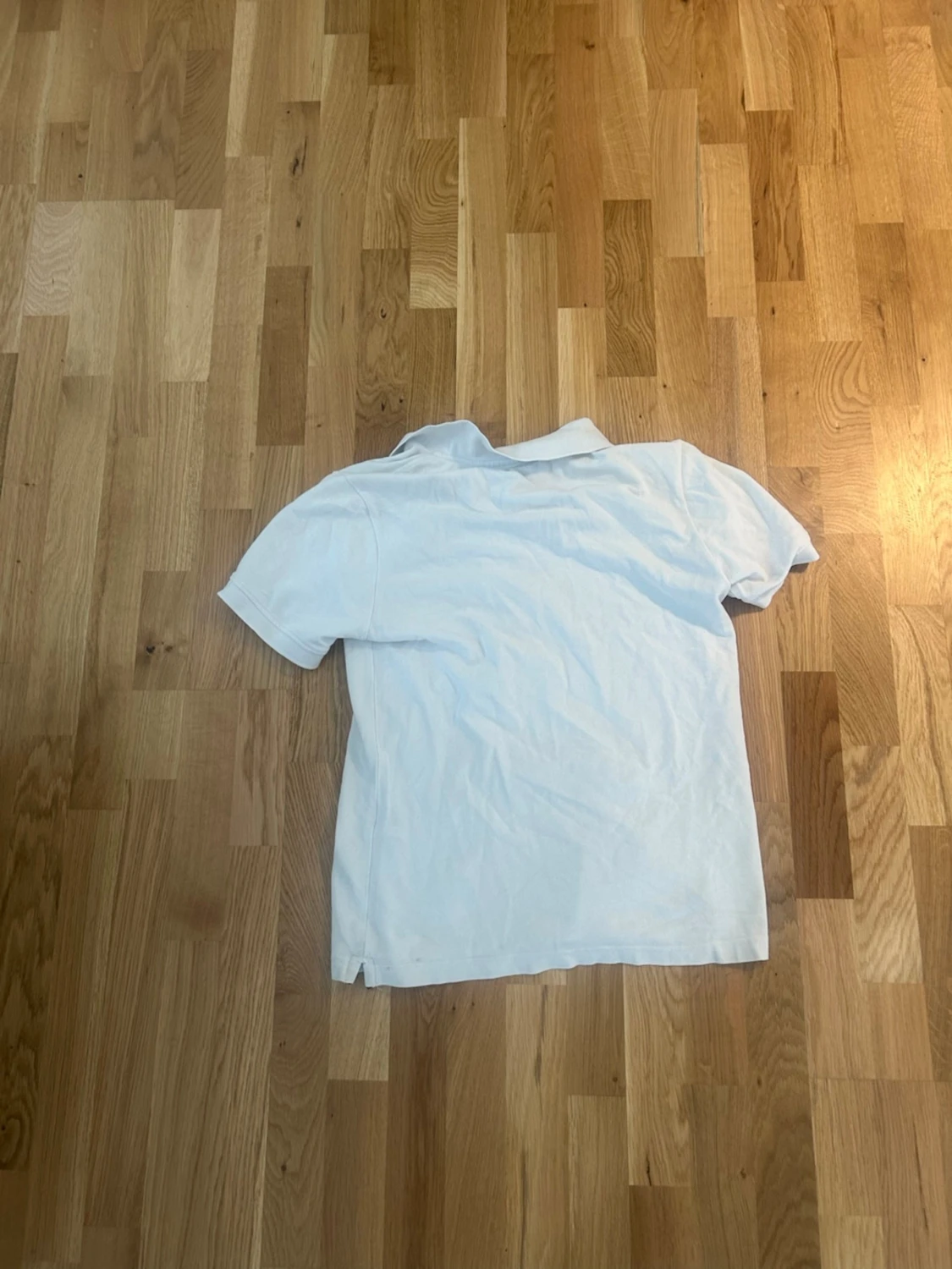 Vit pikétröja med rödblå detalj - 3