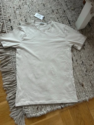Beige tshirt från Bläck - Beige tshirt från Bläck, helt ny aldrig annvänd