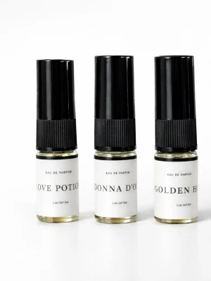 Parfymprover Eau de Parfum 5-pack Curiosa  - Fem små parfymprover i glasflaskor med svarta lock och vita etiketter. Varianterna heter Love Potion, Donna D'Or, Golden Hour, Date Me och Vanilla Luxe. Perfekt för att testa olika dofter. Varje flaska rymmer 2 ml.