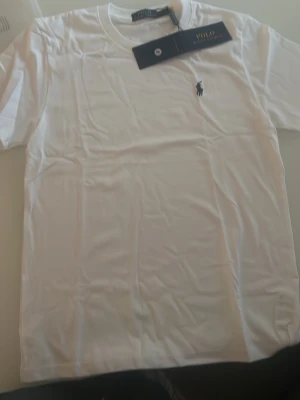 Polo T-shirt  - Helt ny vit Polo T-shirt 