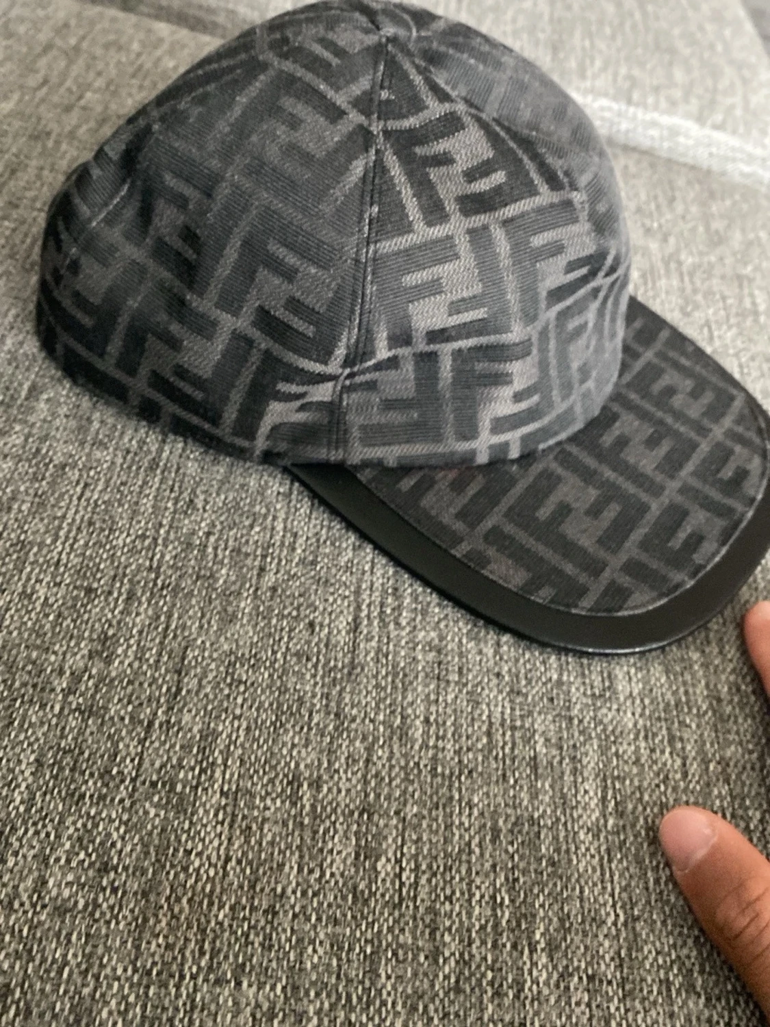 Svart keps från Fendi med logomönster - 3