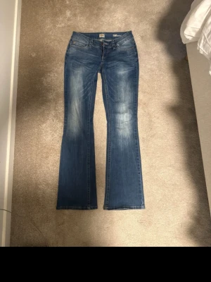 Jeans  - Lågmidjade och bootcut jeans från only helt oanvända 