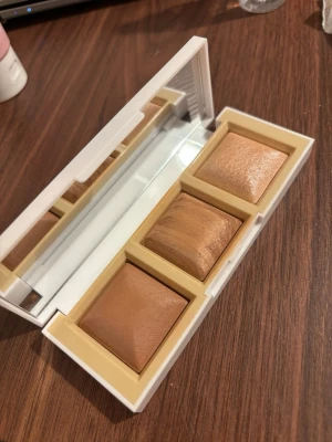 Bronzer och highlighter palette  - Slutsålt bronzing palett. Matt bronzer shimmery bronzer och highlighter. Bara testat. Säljer eftersom den kommer inte till anvädning