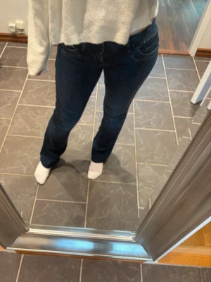 Ltb lowrise jeans bootcut - Snygga mörkblå jeans. Storlek är 26/32