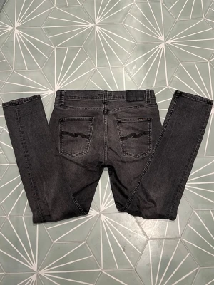 Gråa jeans från Nudie Jeans - Säljer ett par fräscha gråa jeans från Nudie Jeans med en slim-straight passform: Lean Dean . Inga defekter. Storlek W29 L32. Skriv om du har frågor!