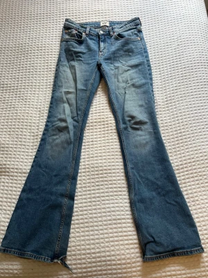 Blå bootcut jeans från Lager 157 - Säljer ett par basic blå bootcut jeans från Lager 157. De är lite söndertrampade efter användning.