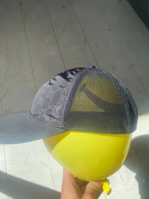 (Äkta) Gucci GG Nylon Keps M - Gucci GG Nylon Cap i nyskick.  Storlek M (58 cm).  Modellen är från 2021 och tillverkas inte längre. Därför är bra skick väldigt ovanligt.  Inga skador eller tecken på användning.  Självklart äkta.