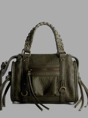 Olivgrön handväska med flätat handtag  - Cool olivgrön Bershka handväska i fejkläder med flätat handtag och detaljer i guld. Väskan har en framficka med dragkedja och dekorativa remmar på sidorna. Perfekt storlek för det viktigaste och en snygg accessoar till din outfit.