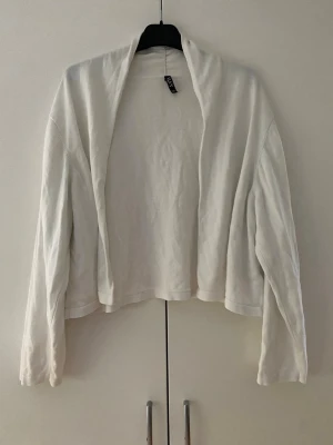 Vit kofta  - Köpt på vinted men endast testad av mig. Fint skick och jag har inte hittat några skador. Stl XXL men jag skulle säga att den passar till en XL med. 