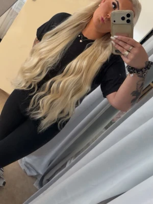 Blonda löshår från Delightful Hair - Säljer 3 paket 70 cm löshår från delightful hair, håret är använt i ca 2-3v Färgen är #6001 extra ljusblond 1 paket är 70g så 210g räcker till en förlängning och förtjockning nypris 3150kr 