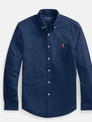 Marinblå skjorta från Ralph Lauren - Klassisk marinblå skjorta från Ralph Lauren med röd broderad logga på bröstet. Skjortan har knappar framtill, button-down krage och långa ärmar. Tillverkad i mjuk bomull som känns skön mot huden. Perfekt för en stilren och tidlös look.