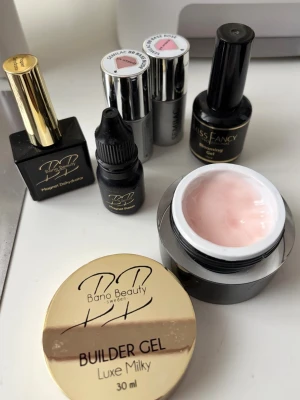 Nagelkit med gel och lack Bano Beauty - Nagelkit med produkter från Bano Beauty, Miss Fancy och semilac. BB från semilac är oöppnade, magnet dehydrator och magnet primer är inte mycket använt, gelen ser man ju hur mycket som är kvar och även en painting gel som jag glömde ha med i bild som knappt är använd. Blooming gelet är jag osäker om men inte så mycket använt. BB: 75kr/st. Blooming gel: 50kr. Magnet dehydrator och magnet primer: 170kr tillsammans, painting gel: 75kr, och gelen för 200kr eller allt för 545kr