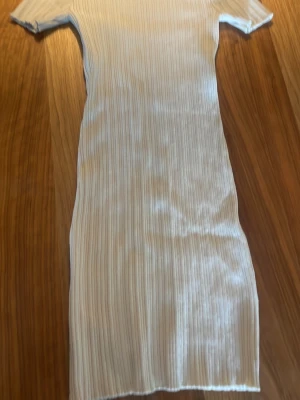Tight klänning från H&M. - Använd max 2 gånger. Är från deras ungdoms avdelning så passar bäst till en tonårstjej.