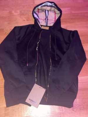 Burberry kofta - Säljer en stilren burberry kofta med mjuk insida. Passar perfekt för både kall och varm klimat. Den är lite mindre än M i storlek.