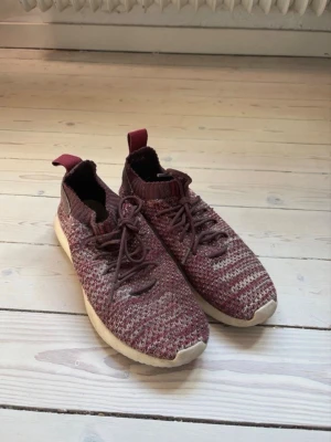 Wine Red Adidas Sneakers - Röda mjuka adidasskor, köpta ca 2018 och använt en del under det året.  ❗️ Det står att de är herr 40-41 men på mig som är kvinna och har storlek 40 sitter de perfekt❗️
