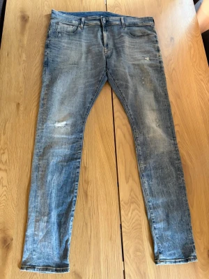 G-Star Raw jeans  - Säljer ett par blå g-star jeans. Jeansen har klassisk femficksdesign, jeansen är också slim fit. I Storlek W38 L34