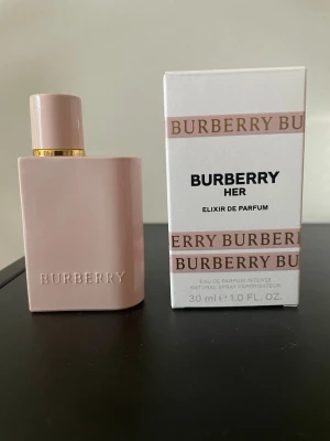 Burberry her elixir 30ml - Säljer en Burberry Her Elixir EDP.   Topp: Jordgubb, björnbär Hjärta: Jasmin Bas: Vanilj, amber, sandelträ  Otroligt god doft!   Endast sprutad ett fåtal gånger. 