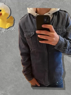 Mörkblå overshirt med fickor - Fet overshirt i mörkblå färg med fickor och snygga detaljer. Inga deffekter eller fläckar. Storlek S och passar folk mellan 170-180 | Skriv vid funderingar. 