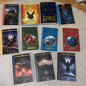 böcker - harry potter och fantastiska vidunder har mitt namn i dom men det går ju att stryka över, PERFEKT FÖR ALLA HARRY POTTER FANS!!de andra har jag aldig läst<3 OLYMPENS HJÄLTAR OCH DE TRE KORTA HARRY POTTERBÖCKERNA ÄR SÅLDA!💕 skriv för information eller fler bilder och pris