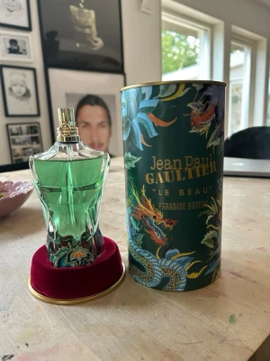 Jean Paul Gaultier Le Beau Paradise Garden 125 ml - Sommar parfym med top noter av: Grönt, Cocosnöt, Söt, Vanilj, Vedartad, Aquatic, Aromatisk, Fruktig, Frisk krydda och Fresh. Max storlek på 125ml kommer med den coola boxen. Du får även med en Gant Deo helt gratis som är helt oöppnad och kvar i plasten. Priset är inte satt i sten så skriv vid frågor! 
