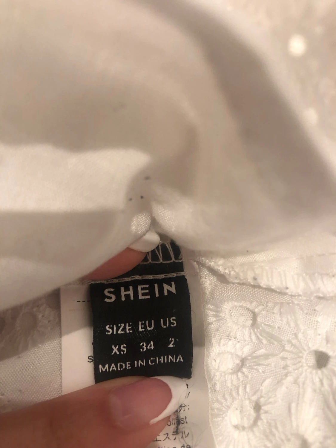Vit blus med volangärmar och broderi - 4