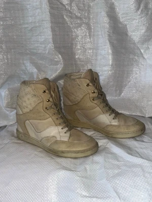 LV wedge sneakers Louis Vuitton vintage - Denna vara kommer att auktioneras ut på på Humana x Plick Live den 25 juni klockan 19:30