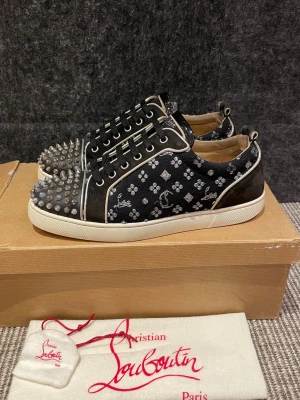 Christian Louboutin skor  - Hej, säljer nu dessa svin snygga Christian Louboutin skor. Skorna är i grymt skick!  Begränsat antal boxar och dustbag. Hör av dig vid frågor.
