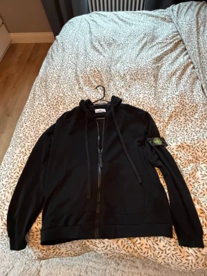 stone island hoodie - svart stone island zip hoodie var lite för liten för mig tyvärr nyskick!