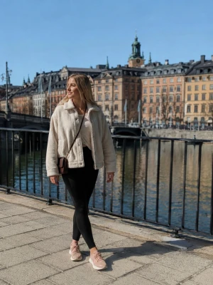 Ljusrosa sneakers från Adidas - Säljer ett par ljusrosa Adidas sneakers med stickad mesh-överdel och vita sulor. Skorna har klassiska snörningar och låg profil som passar perfekt till streetwear och casual outfits. Lätta och bekväma för vardagsbruk.