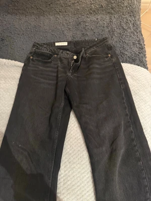 low waist straight leg - Populär model från Zara. Jättefint skick också. Skriv gärna vid funderingar eller frågor💓