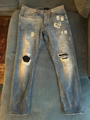  Tiger of Sweden jeans - Ett sjuka jeans från Tiger of Sweden med super snygga slitningar och detaljer! Modellen är ca 178-180, men passar 100% kortare & längre.