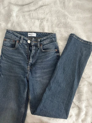 Blå raka jeans från ZARA - Säljer ett par jeans från ZARA. Säljs då dem är små. Rak/skinny passform. 