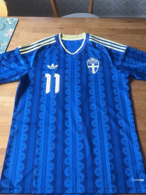 Sverige VM Bortaställ - Tjena, jag säljer nu min Sverige tröja då jag redan fått en annan. Denna är köpt från Adidas hemsida och har Elanga#11 på ryggen. Den är stilren och har inga defekter. 