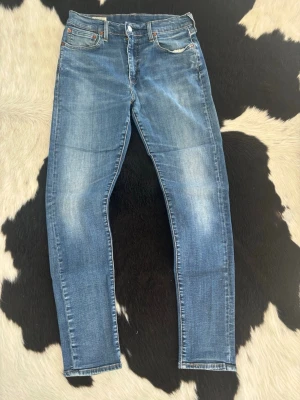 Levis jeans 512  - Tja, säljer nu dessa klassiska Levis 512 jeans.| Byxorna är i gott skick dock har trådarna på bakfickorna släppt lite.| Storleken W32 och L34.| Bara att höra av er vid frågor eller funderingar.| 