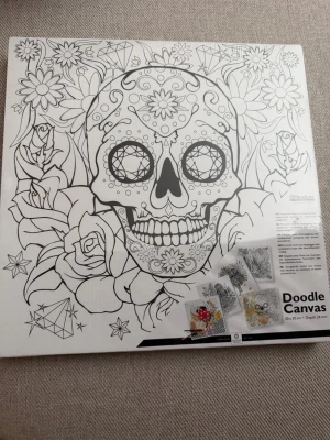 Doodle Canvas från Panduro 30x30 cm - Säljer en Doodle Canvas från Panduro, 30x30 cm och 24 mm djup. Motivet är förtryckt med blommor, rosor och dödskalle i svartvitt, redo att färgläggas med pennor eller akvarell. Perfekt för dig som gillar att pyssla och skapa egen konst.