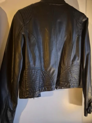 Svart skinnjacka med quiltade detaljer - Snygg svart skinnjacka, väldigt luftig passar både sommer och vår!