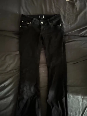 Svarta bootcut jeans från lager 157 - Inga defekter. Mina standard mått: midja 35-38 innerben 80-85 cm. 