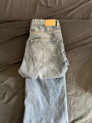 Baggy jeans från monki - Inga defekter. Mina standard mått: midja 35-38 innerben 80-85 cm. 