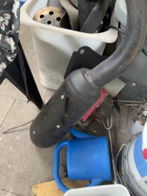 Svart avgassystem Yasuni Eco - Säljer ett svart avgassystem från Yasuni, tillverkat i metall. Passar speedfight 1/2 och vivacity finns i Värnamo annars kan jag frakta 