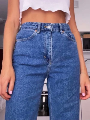 Jeans - Blå raka jeans med hög midja