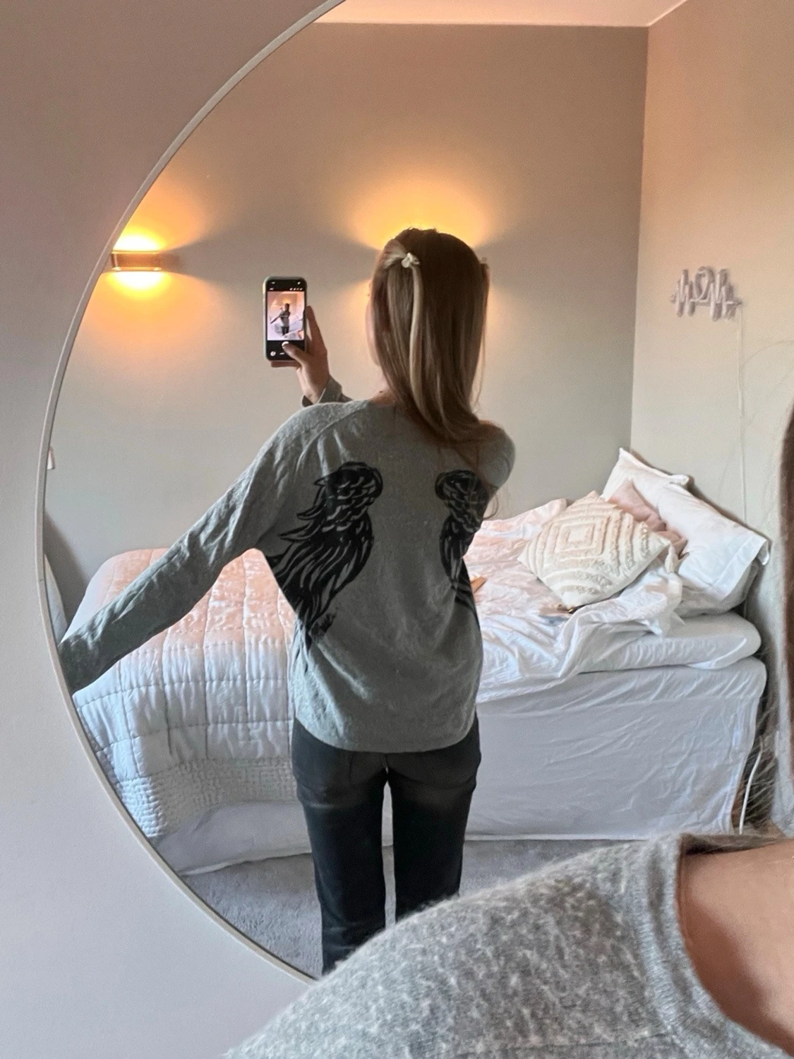 Ljusgrå långärmad tröja med mönster - 2