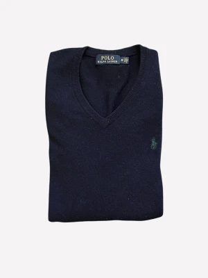 Mörkblå stickad tröja Polo Ralph Lauren - Mörkblå stickad tröja från Polo Ralph Lauren med V-ringning och diskret broderad logga på bröstet. Tröjan har långa ärmar och ribbade muddar vid ärmslut och nederkant. Klassisk och stilren modell i mjukt material.